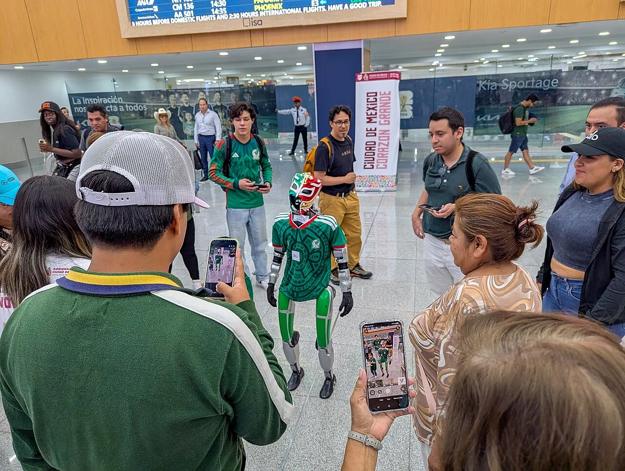 Viajeros en la Terminal 1 del Aeropuerto Internacional de la Ciudad de México