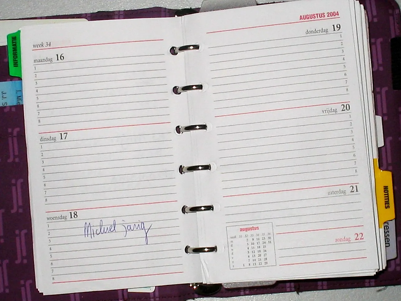 Una agenda de anillas abierta en una semana, con las casillas de los días en blanco