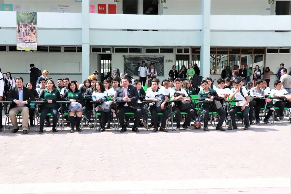 Grupo de alumnas y alumnos uniformados de un plantel CONALEP reunidos en el patio de su escuela