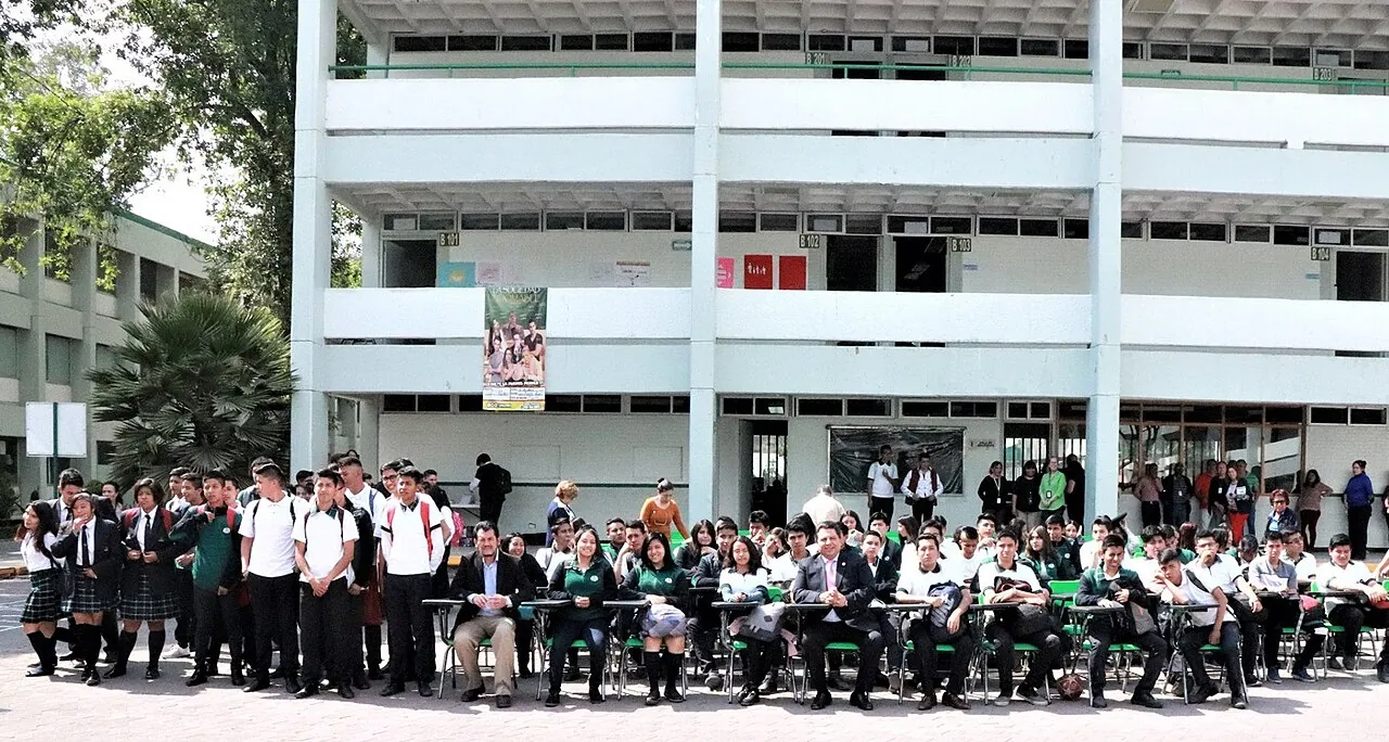 Grupo numeroso de alumnas y alumnos uniformados de un plantel CONALEP formados en el patio durante un acto escolar
