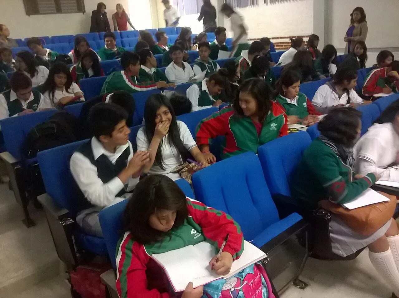 Alumnas y alumnos de un CONALEP en Tlaxcala sentados en un auditorio escolar durante una actividad académica