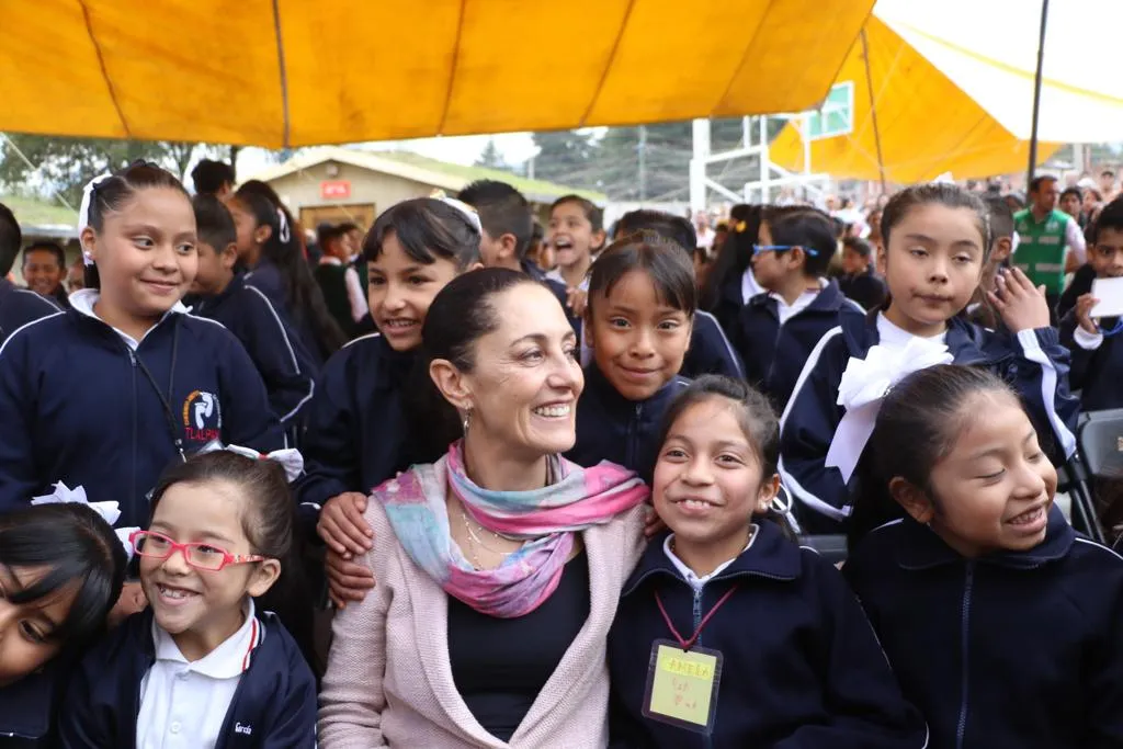 Alumnas y alumnos de una escuela primaria pública de la Ciudad de México en grupo durante la inauguración de su plantel