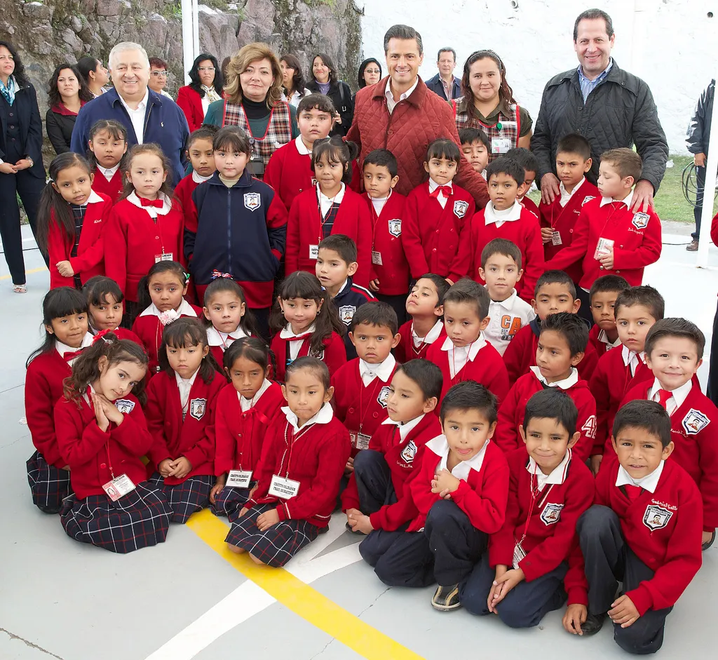 Alumnos de primaria con uniforme formados en el patio de su escuela durante una ceremonia