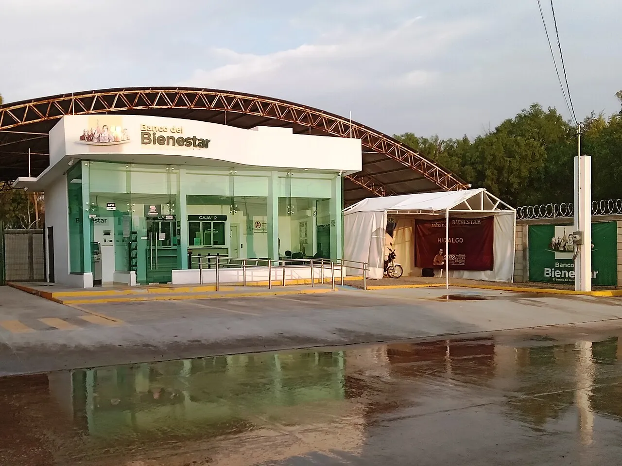 Sucursal del Banco del Bienestar en Actopan, Hidalgo, bajo una estructura techada