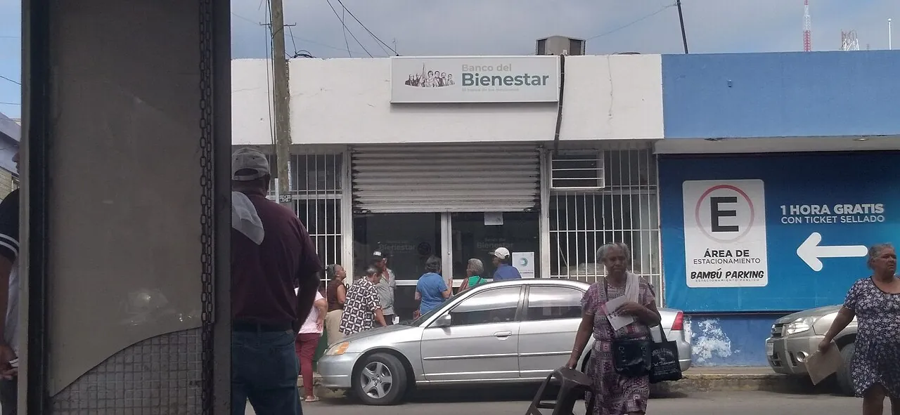 Personas formadas afuera de una sucursal del Banco del Bienestar en Mazatlán, Sinaloa