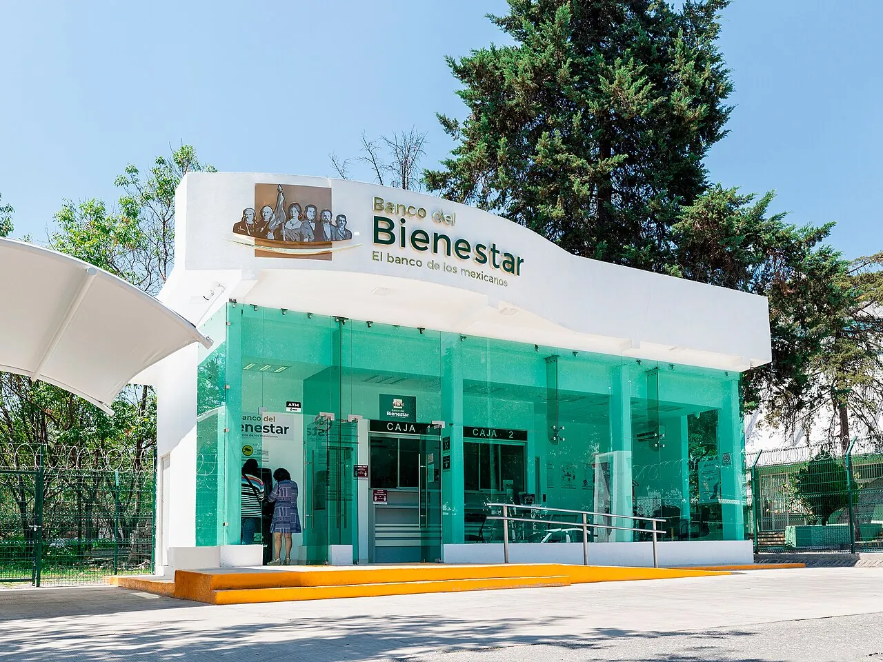 Fachada de una sucursal del Banco del Bienestar con su distintivo color verde