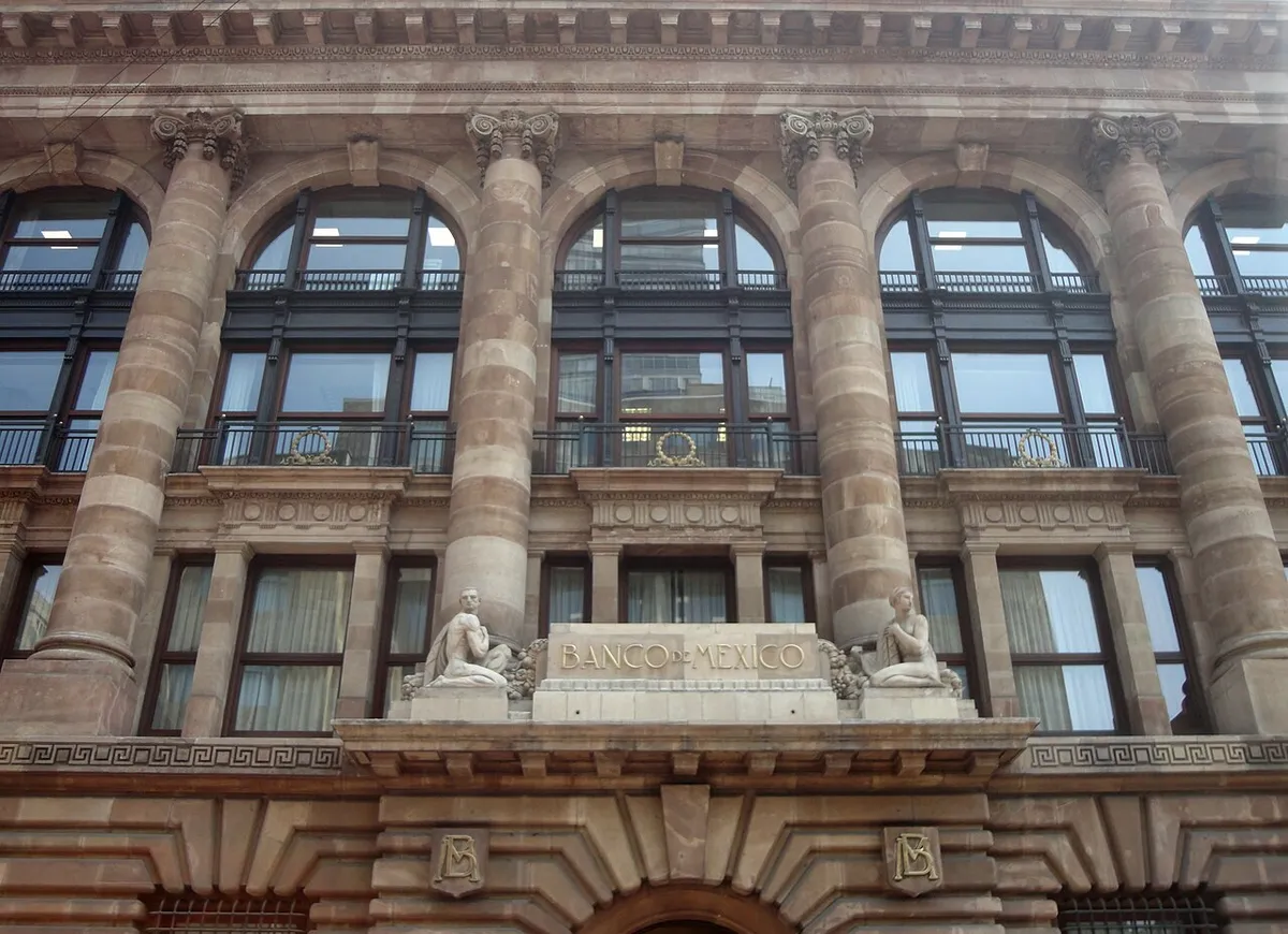 Fachada del edificio del Banco de México en la Ciudad de México