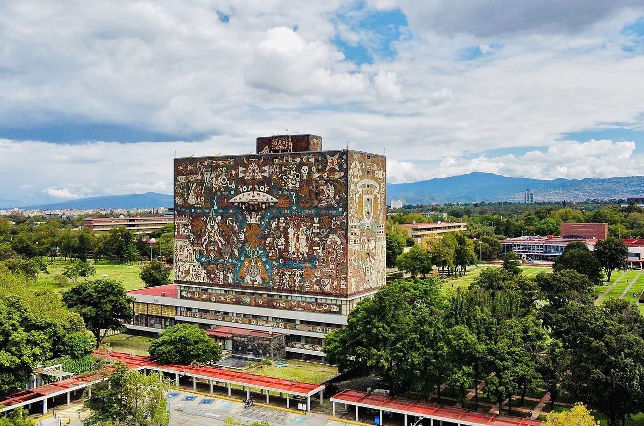 Vista aérea de la Biblioteca Central de la UNAM con su mural de mosaico en Ciudad Universitaria