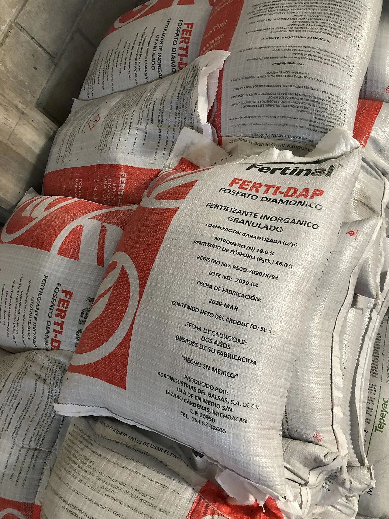 Bultos de fertilizante granulado DAP (fosfato diamónico) hechos en México