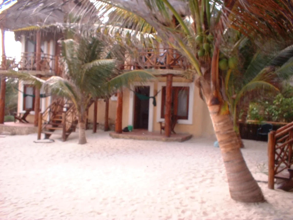 Cabañas sobre la arena frente al mar en una playa