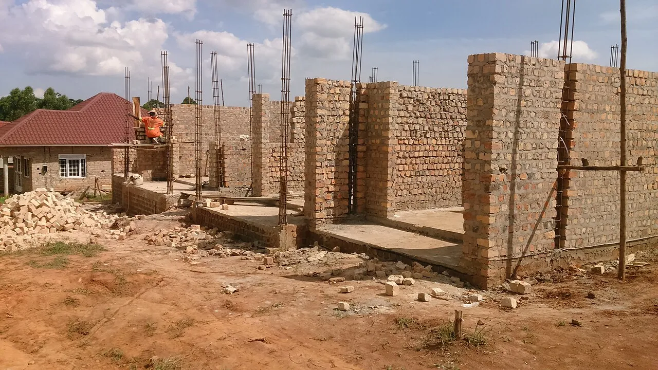 Muros de ladrillo de una casa en construcción con varillas de acero sobresaliendo