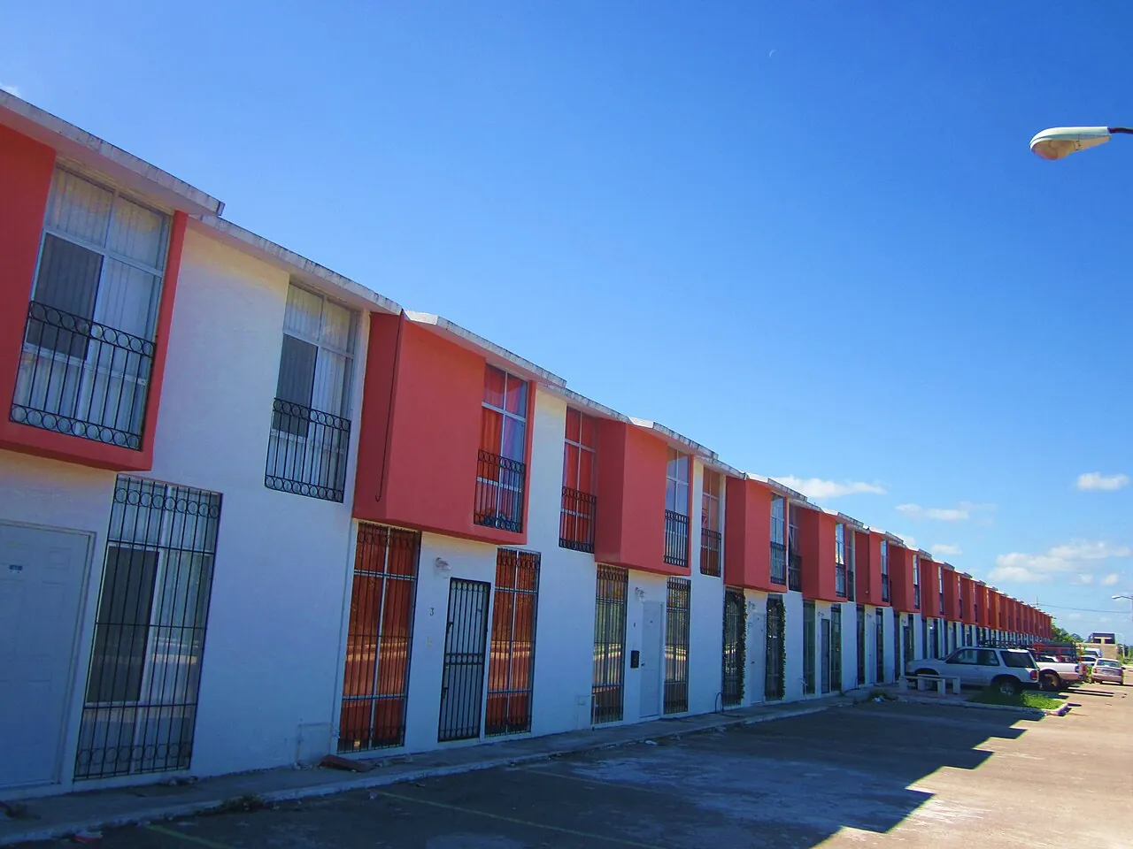 Fila de casas nuevas de dos pisos en un fraccionamiento de Chetumal