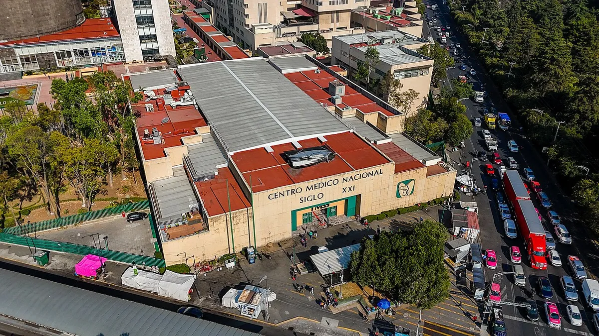 Vista aérea de un gran complejo hospitalario público rodeado de vialidades con tráfico