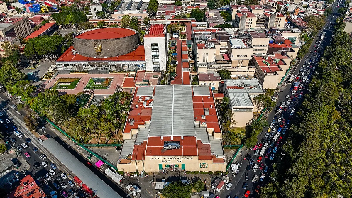 Vista aérea de un centro médico nacional con su auditorio circular y los edificios hospitalarios entre vialidades