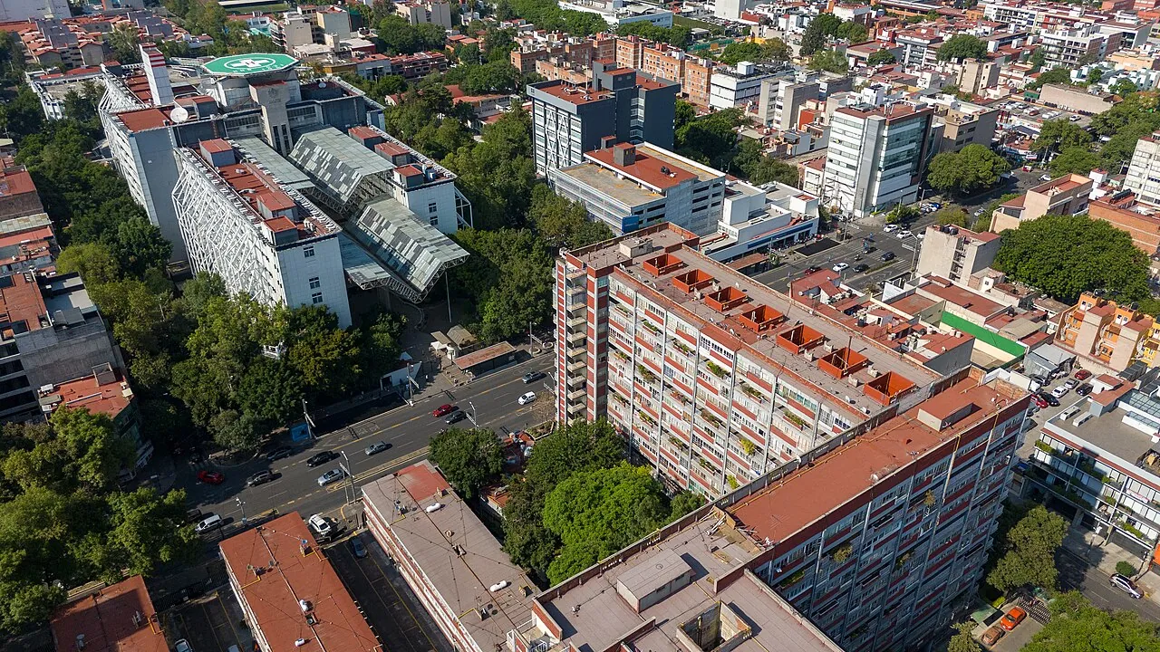 Vista aérea de los edificios de un gran conjunto habitacional de la Ciudad de México entre zonas verdes