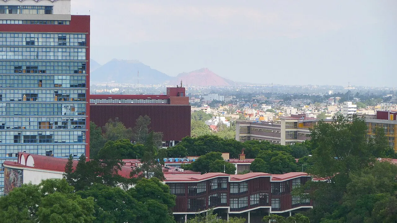 Vista panorámica de Ciudad Universitaria con la Torre de Humanidades y los edificios de las facultades