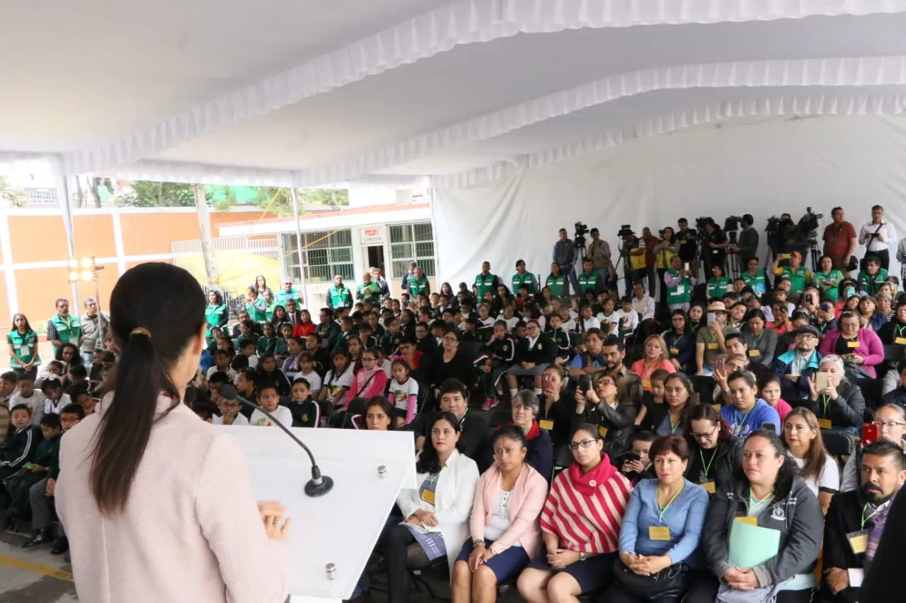 Comunidad escolar reunida en el patio cubierto de una escuela de la Ciudad de México durante un acto