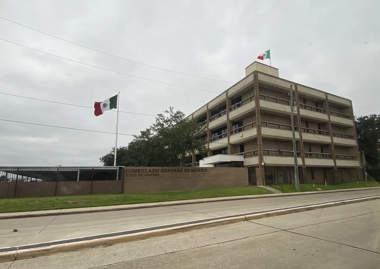 Edificio del Consulado General de México en Houston con la bandera de México en la entrada