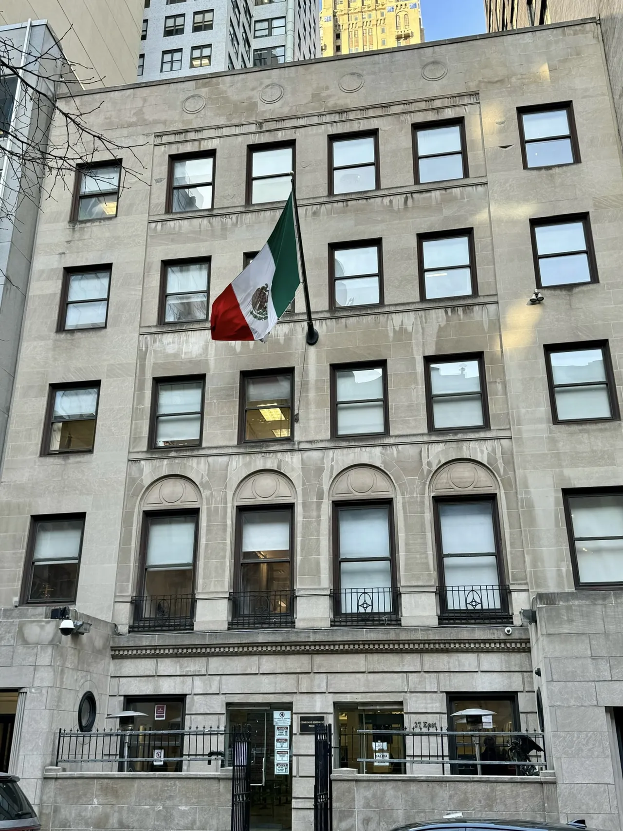 Fachada del Consulado General de México en Nueva York con la bandera mexicana ondeando