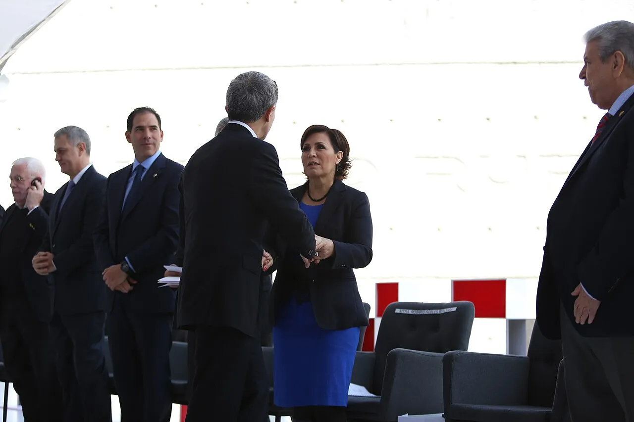 Funcionarios conversando durante la Cumbre Infonavit 2016 sobre financiamiento a la vivienda
