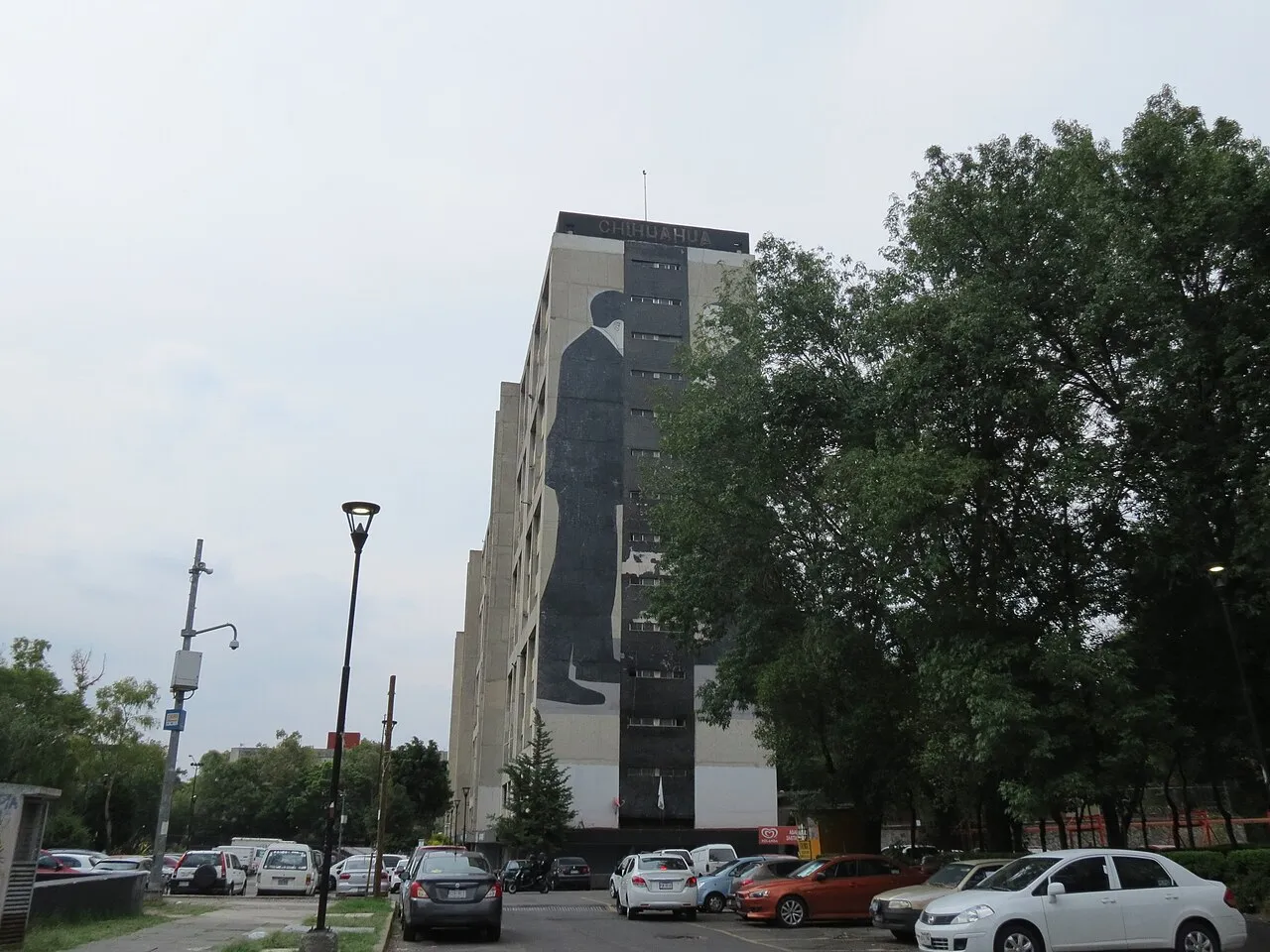 Edificio Chihuahua del Conjunto Urbano Nonoalco Tlatelolco, en la Ciudad de México, entre árboles