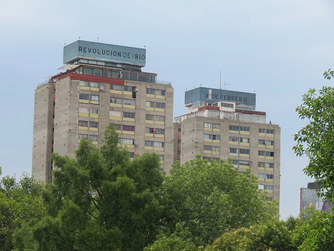 Edificios Revolución de 1910 y 5 de Febrero del conjunto habitacional Tlatelolco, en la Ciudad de México