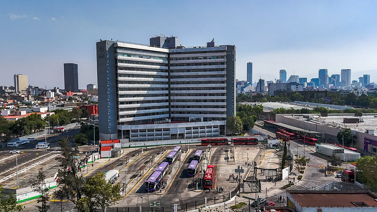 Edificio sede del ISSSTE junto a la estación Buenavista, en la Ciudad de México, visto desde arriba
