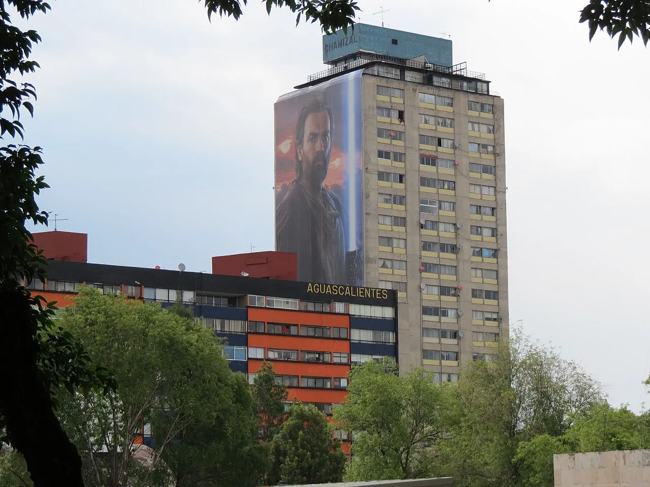 Edificio Aguascalientes del conjunto Tlatelolco con un mural en una de sus caras