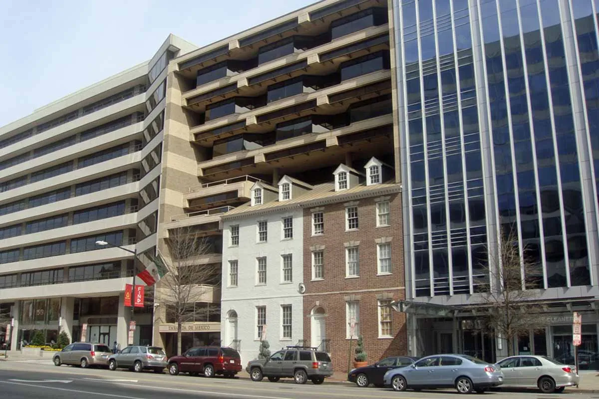 Edificio de la Embajada de México en Washington, D.C., con la bandera mexicana en la entrada