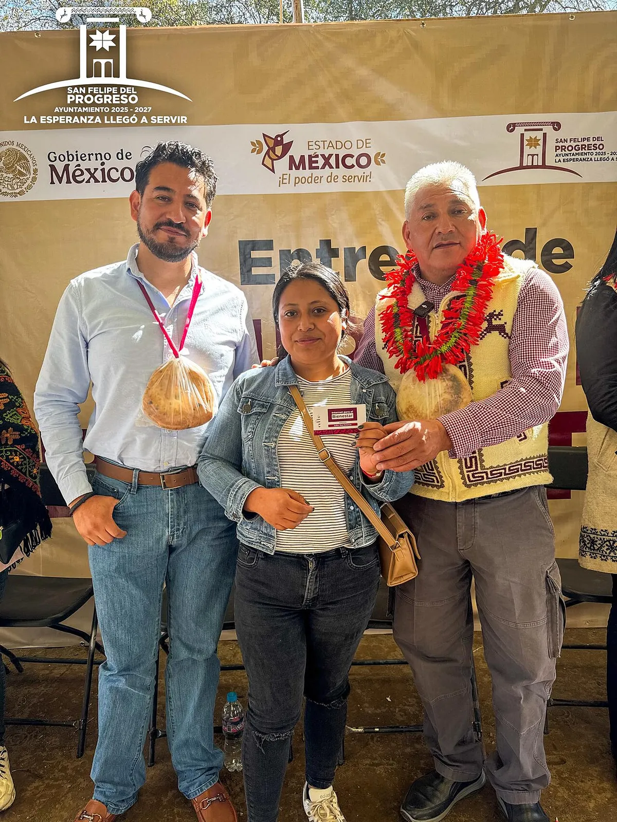 Entrega de un apoyo en una comunidad de San Felipe del Progreso, Estado de México