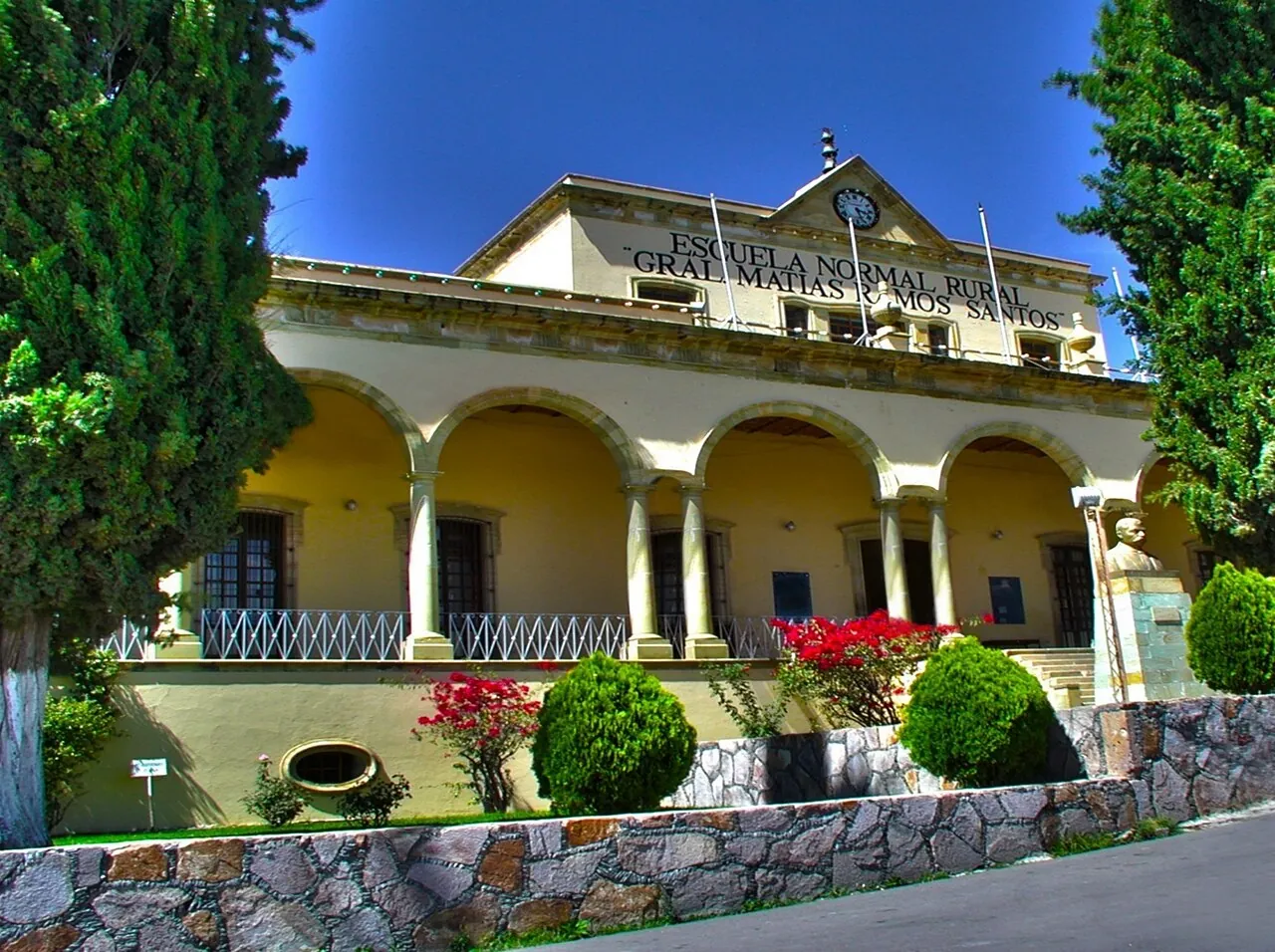 Edificio histórico amarillo con arquería de la Escuela Normal Rural General Matías Ramos Santos, en San Marcos, Zacatecas