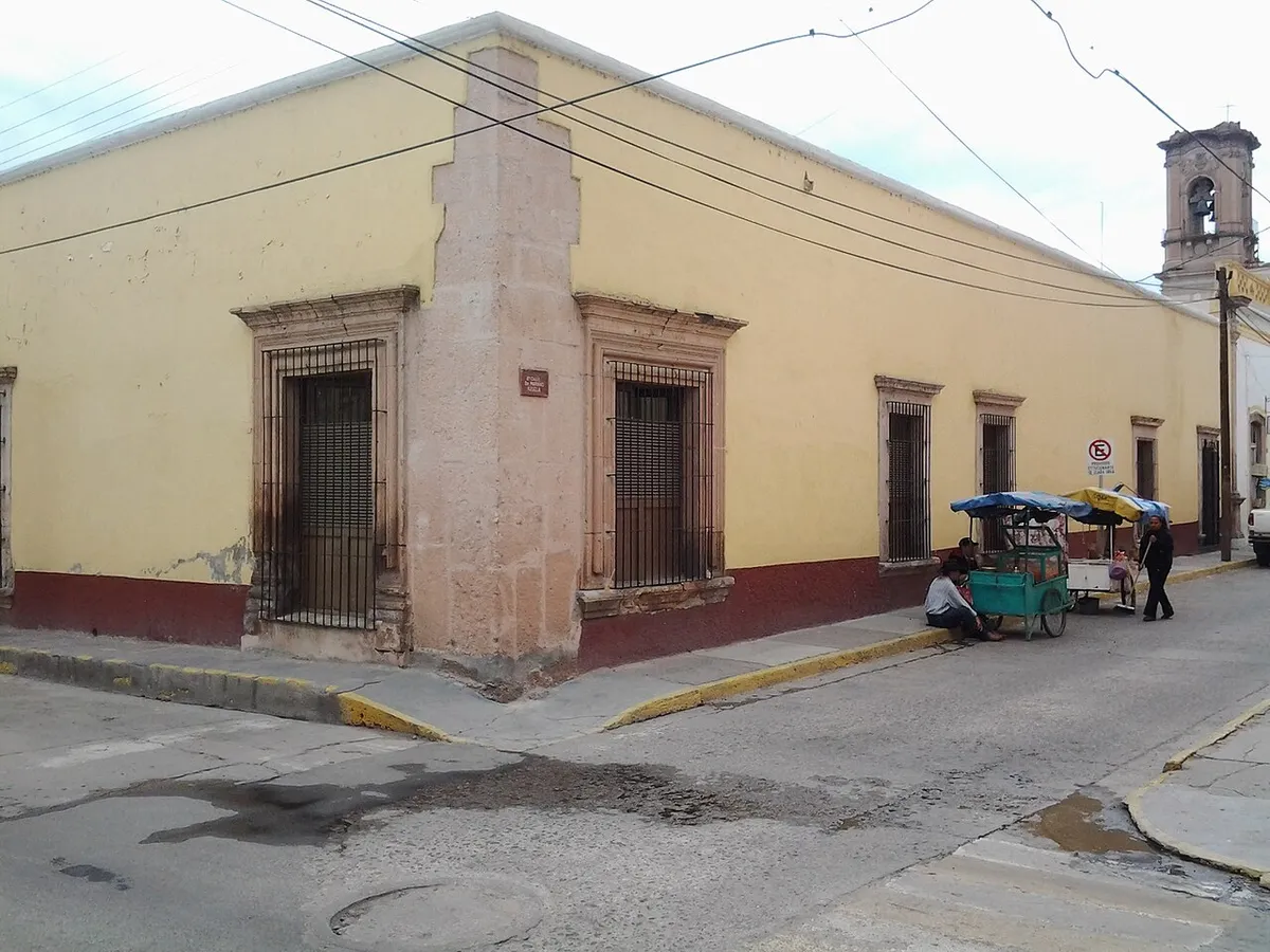 Fachada de una escuela primaria en un edificio histórico de una calle mexicana