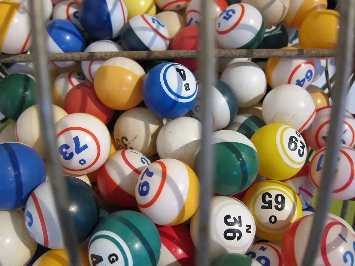 Esferas de colores con números dentro de una urna de sorteo