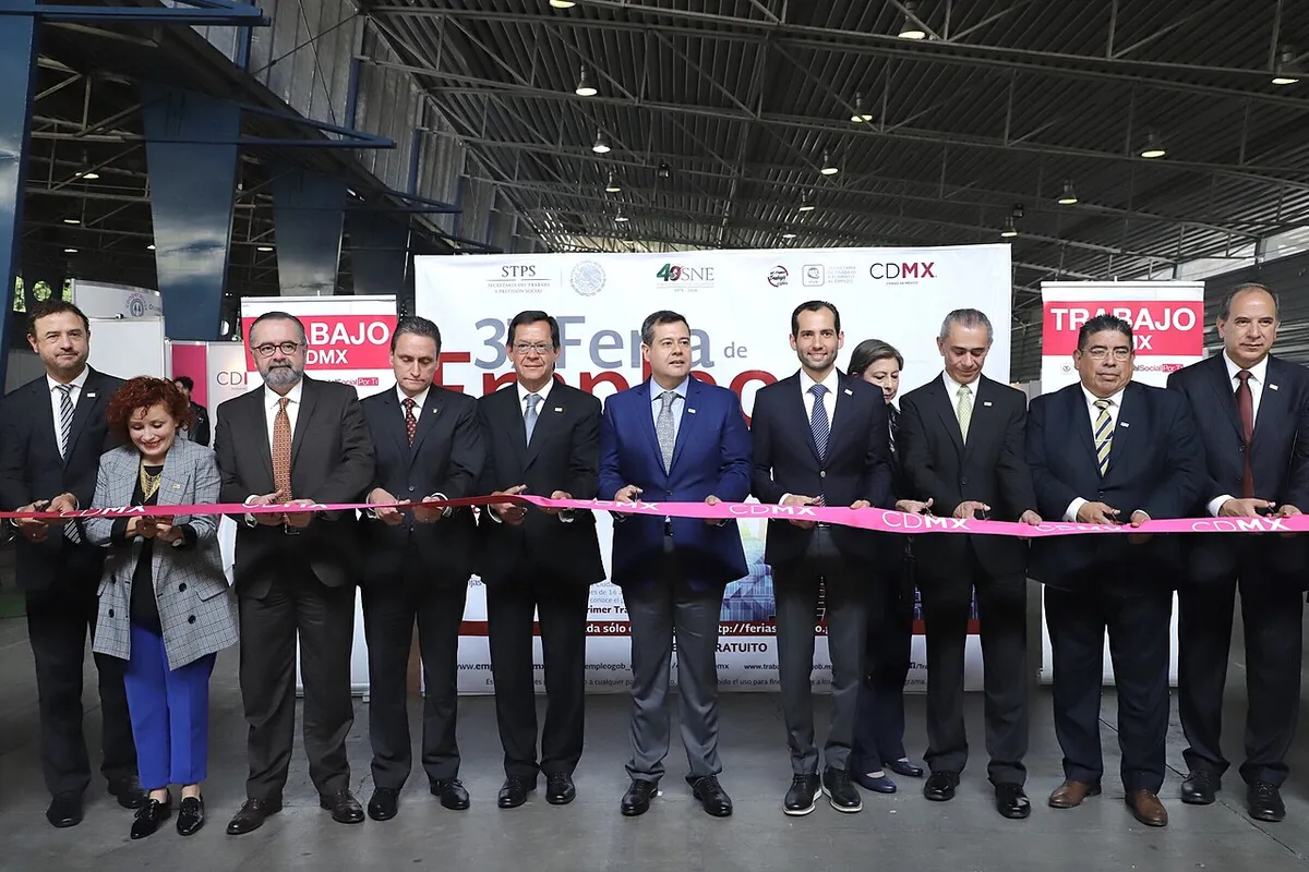 Asistentes a una feria del empleo en la Ciudad de México, el tipo de espacio donde las y los jóvenes buscan su primera oportunidad laboral