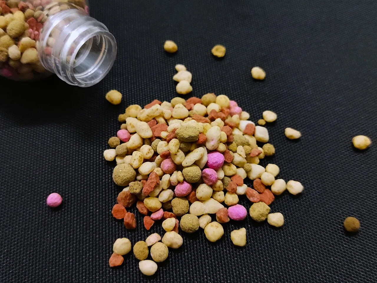 Pila de fertilizante granulado a granel en una bodega de distribución