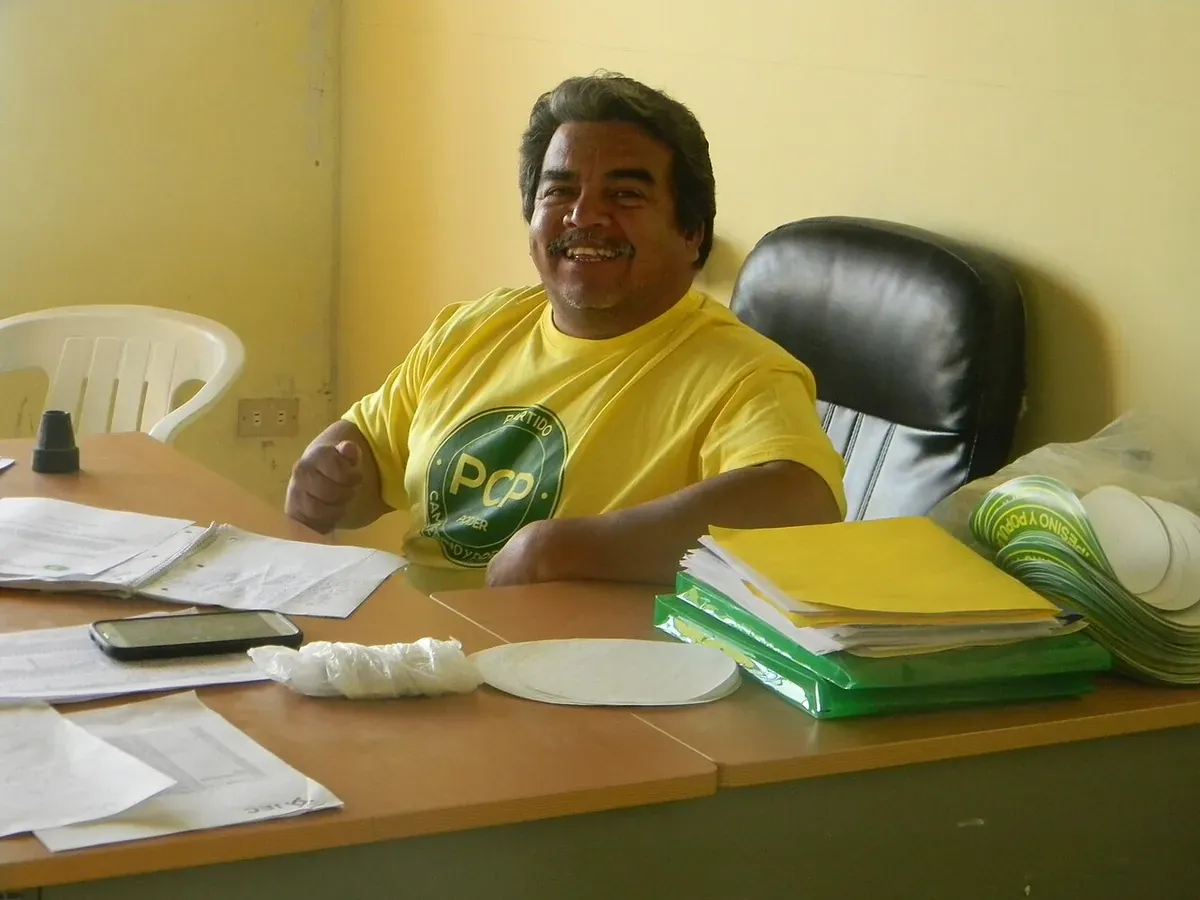 Un trabajador en su escritorio durante su jornada