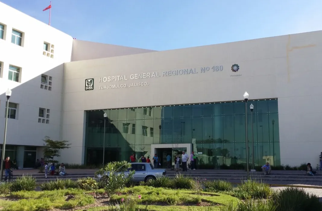 Fachada de un hospital general regional con cristalera en la planta baja y explanada