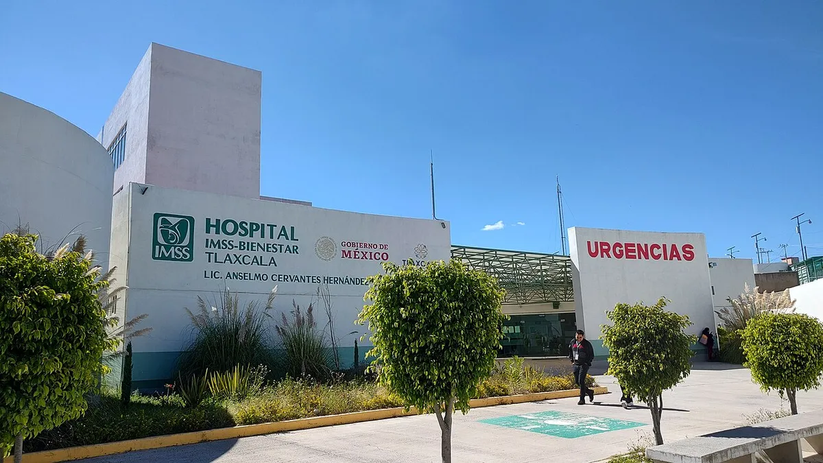Entrada de urgencias de un hospital del IMSS-Bienestar, con el letrero institucional y el rótulo de Urgencias