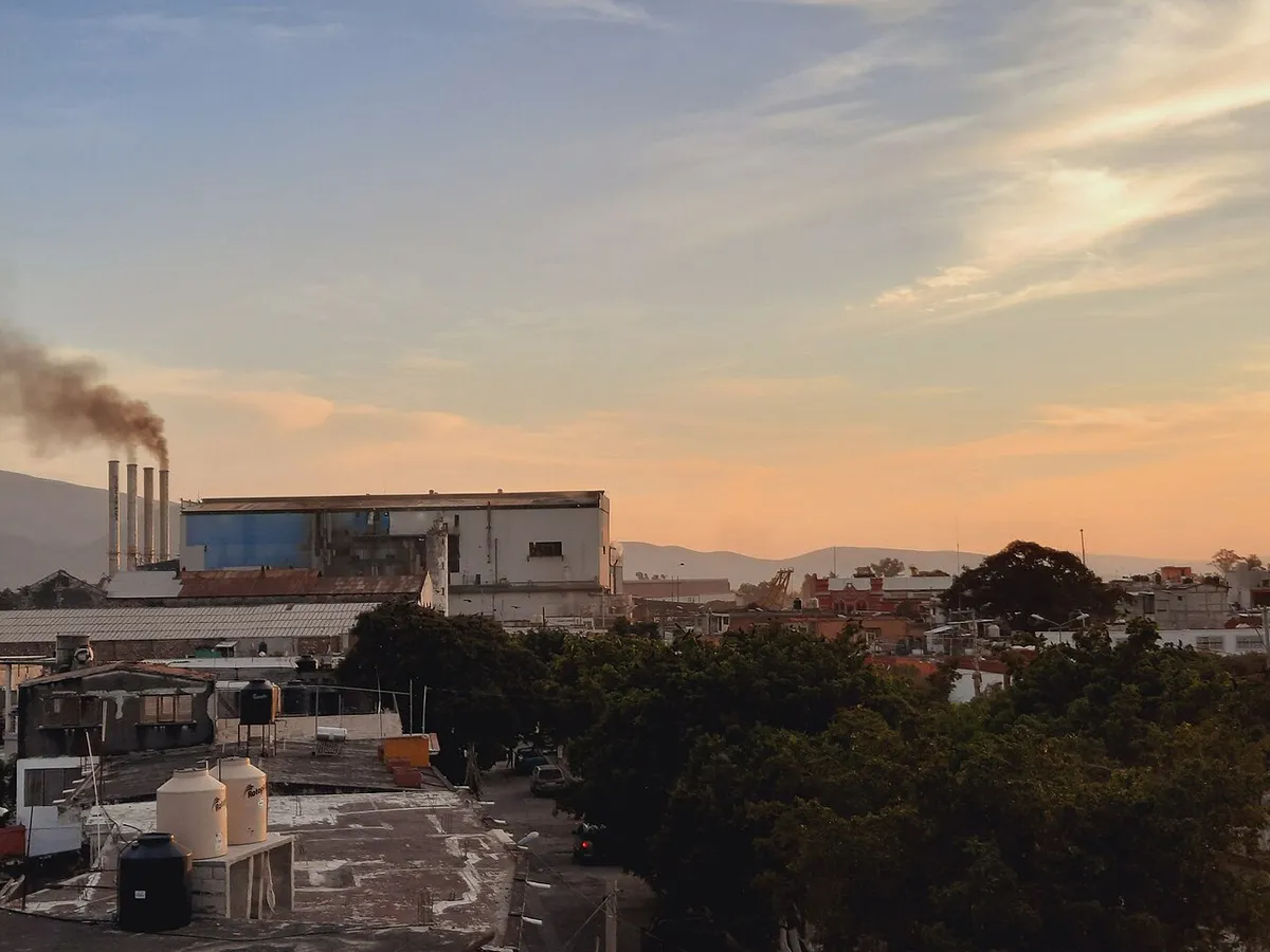 Ingenio azucarero de Atencingo, Puebla, entre campos de caña