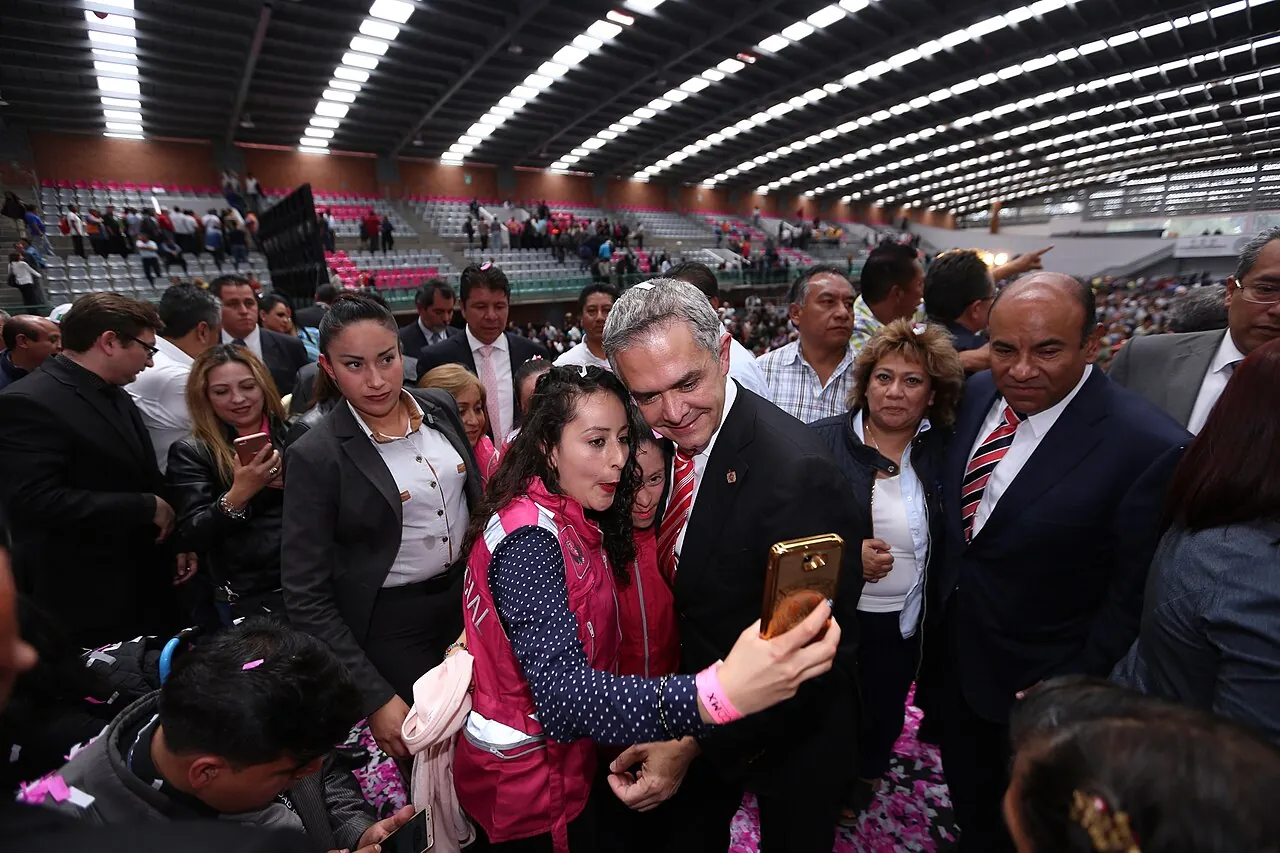 Una multitud reunida en un acto público sobre integración laboral de personas con discapacidad en la Ciudad de México