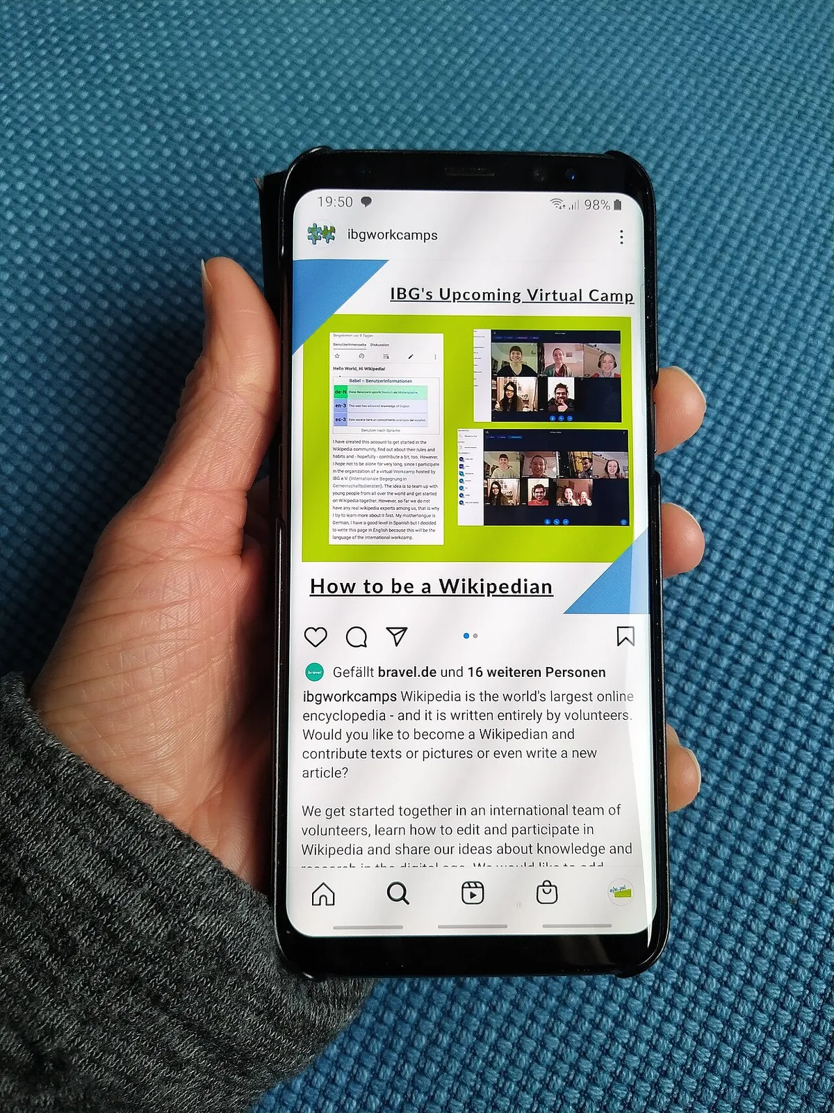 Mano sosteniendo un teléfono celular con la pantalla encendida
