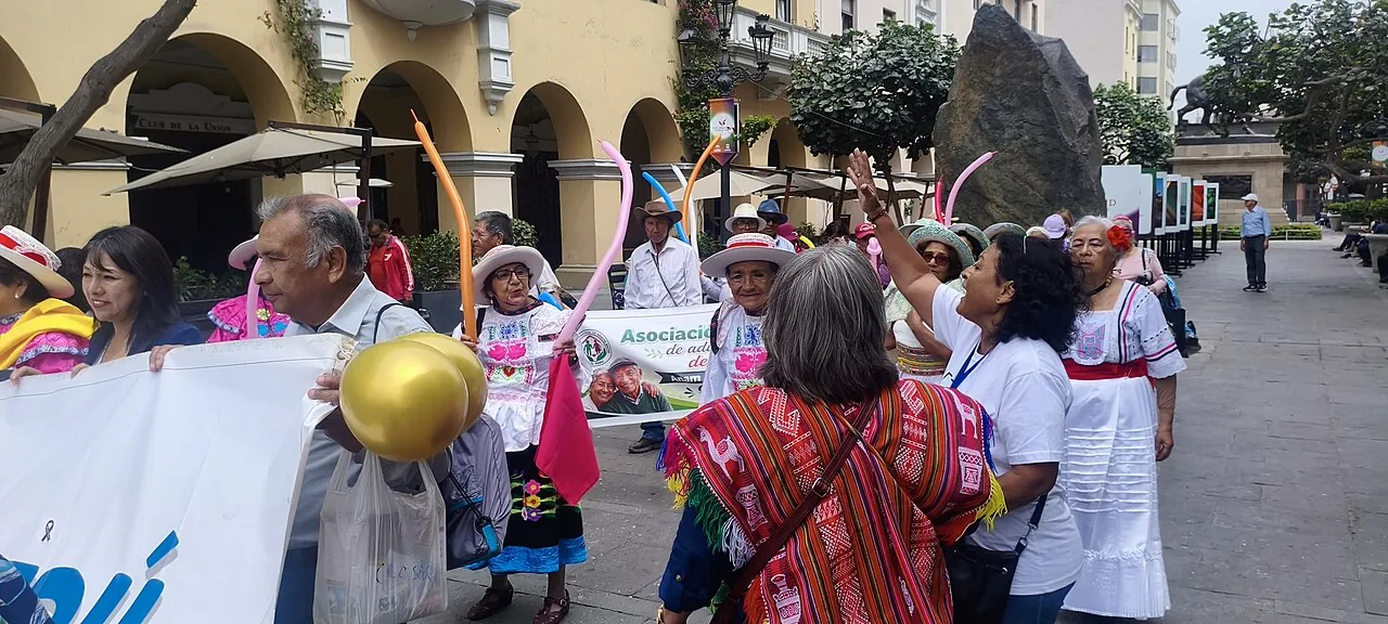 Personas adultas mayores caminando en grupo durante la marcha del Día del Adulto Mayor en México