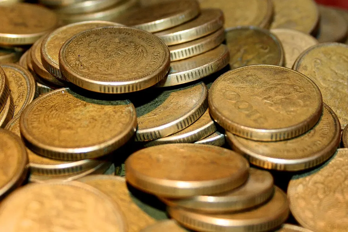 Montón de monedas mexicanas de un peso