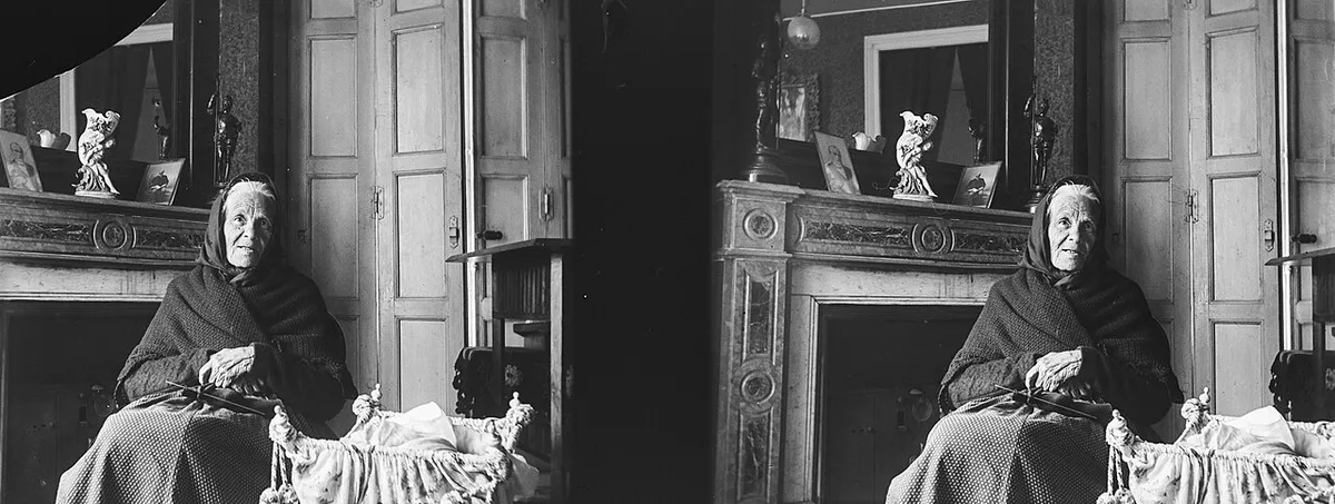 Retrato de una mujer adulta mayor sentada en su casa, mirando a la cámara