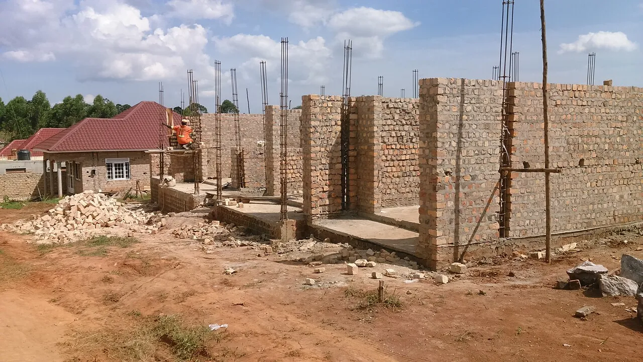 Muros de block de una casa en construcción vistos desde arriba, con el piso de tierra