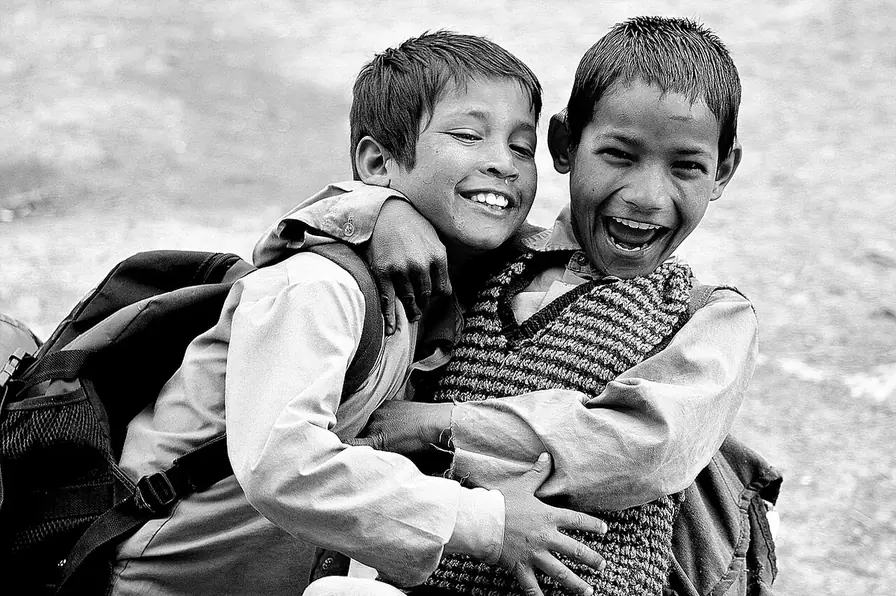 Niños escolares abrazados en su centro educativo