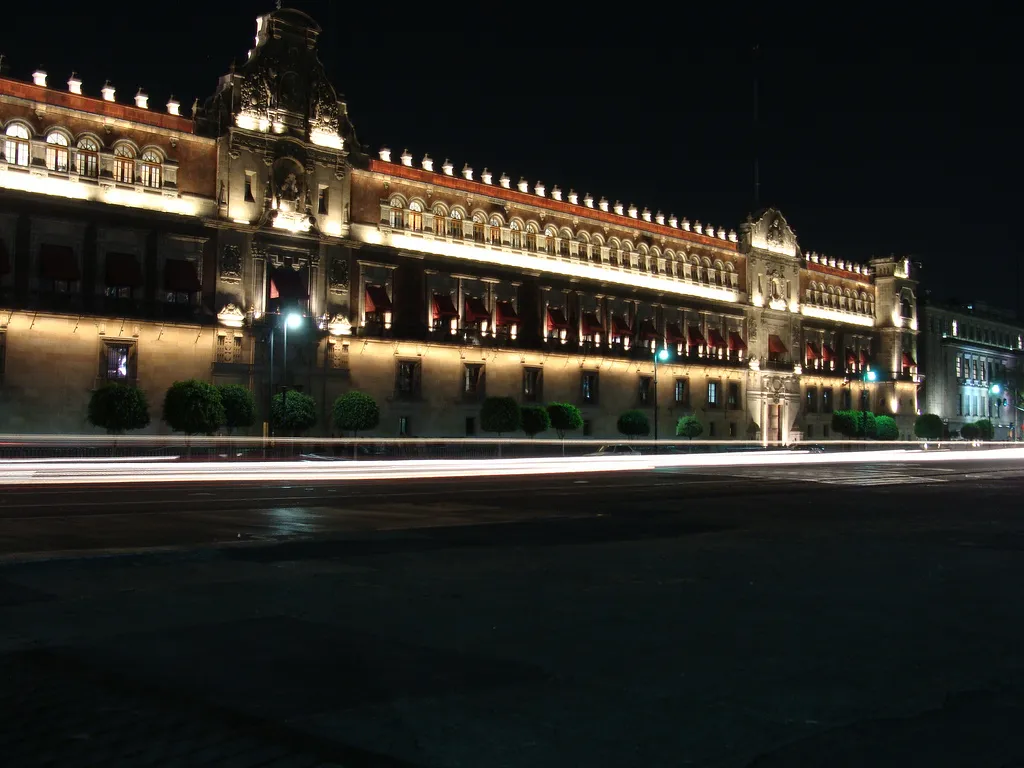 Palacio Nacional de la Ciudad de México iluminado de noche, visto desde el Zócalo