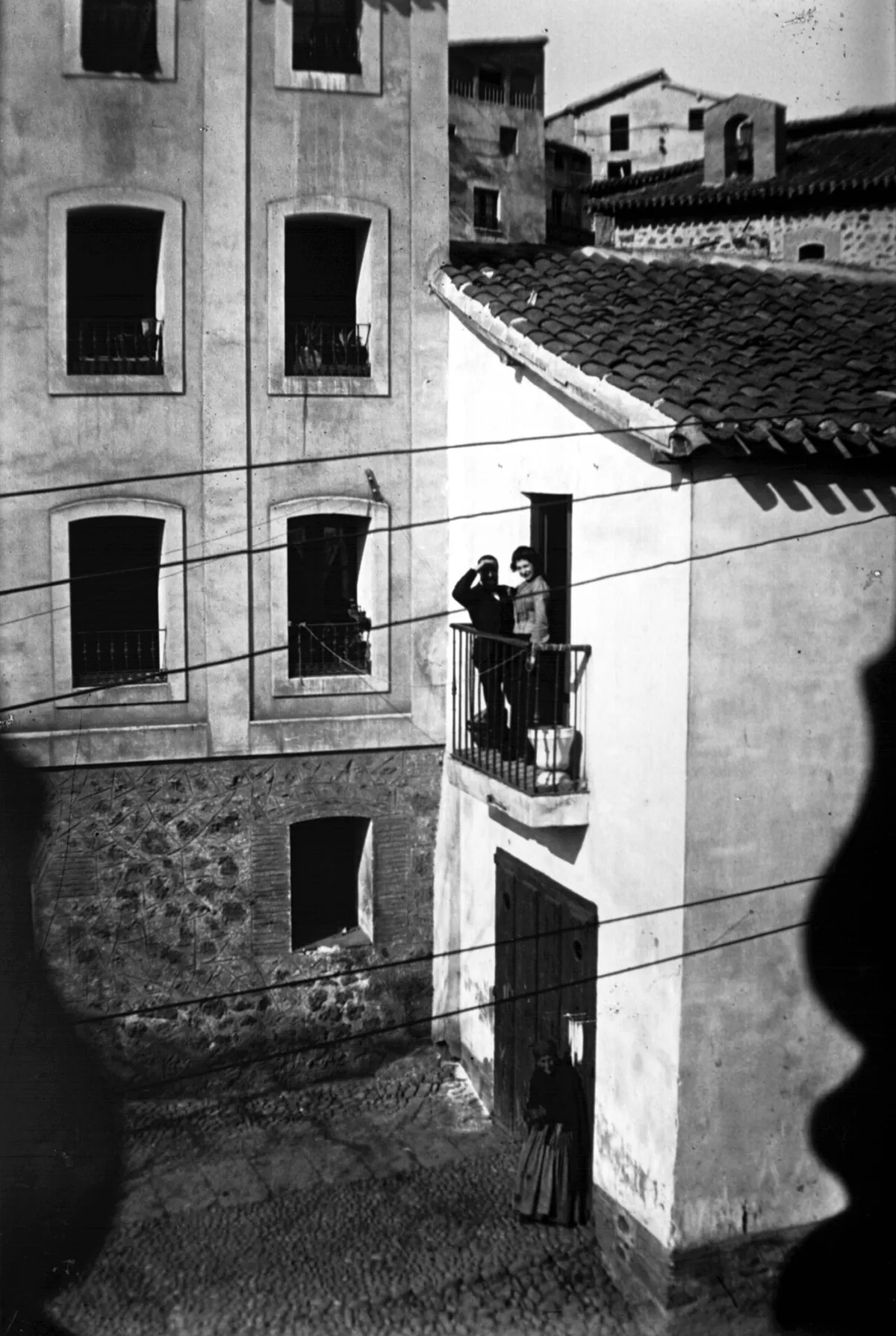 Retrato de una pareja mayor sentada en un balcón