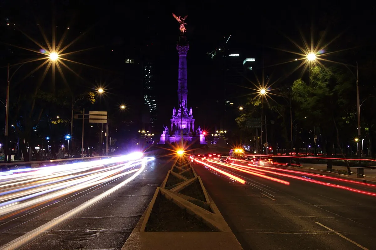 Avenida iluminada durante a noite
