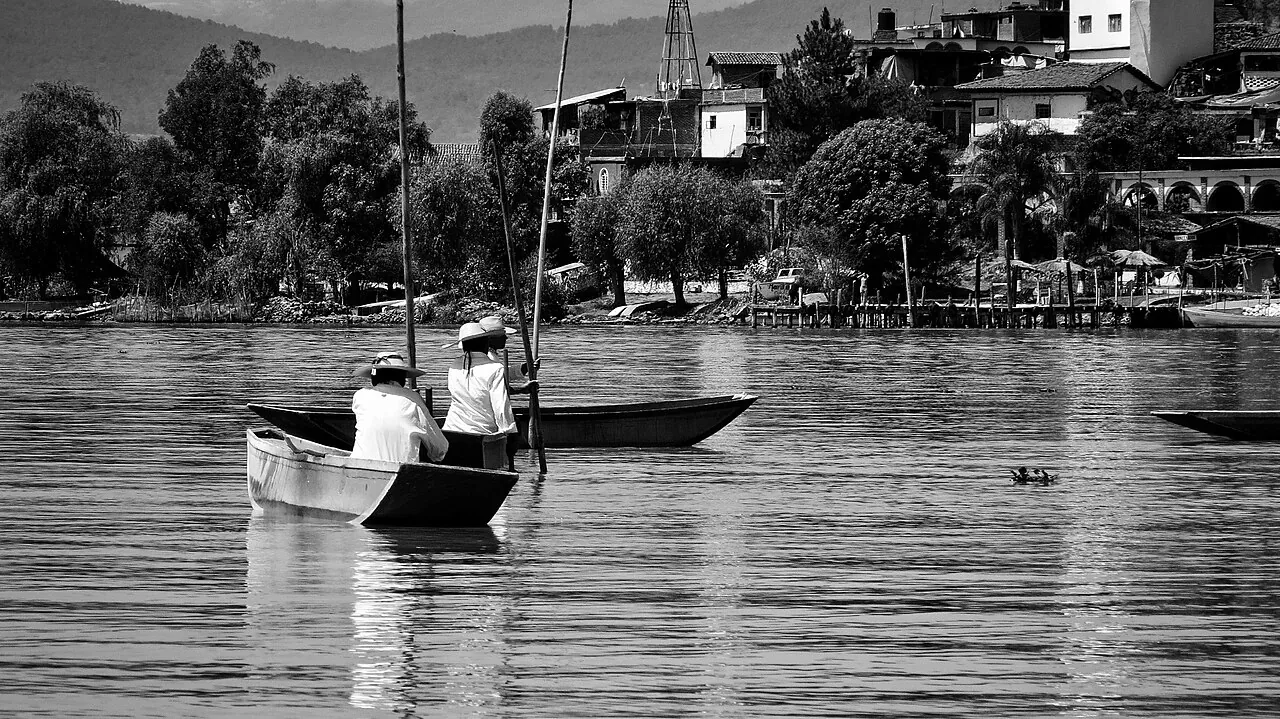 Embarcaciones de pescadores en la orilla de un lago de Michoacán